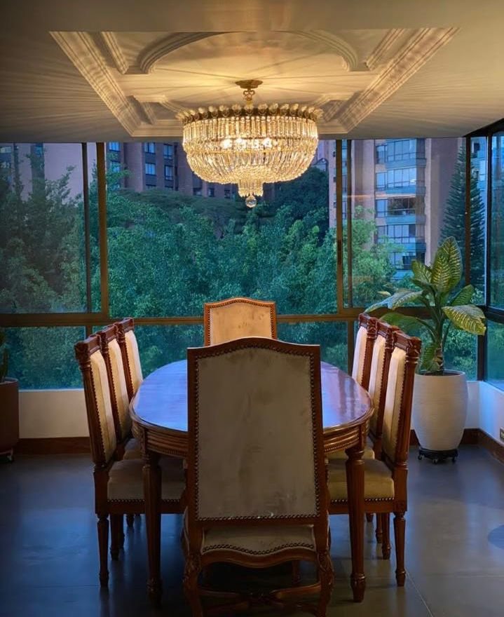 Comedor clásico en madera instalado en apartamento