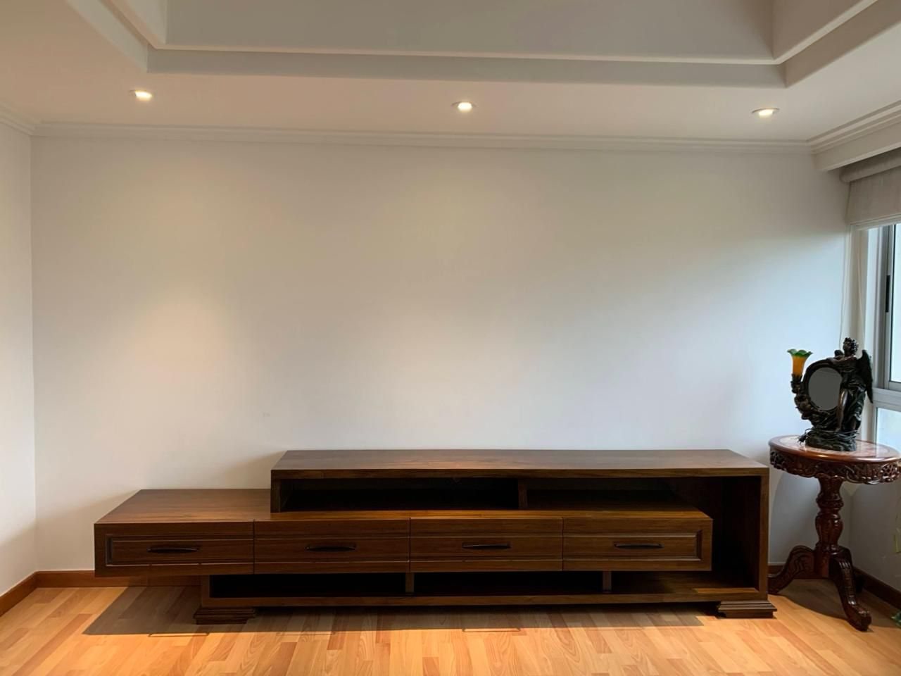 Mueble de entretenimiento en madera para sala