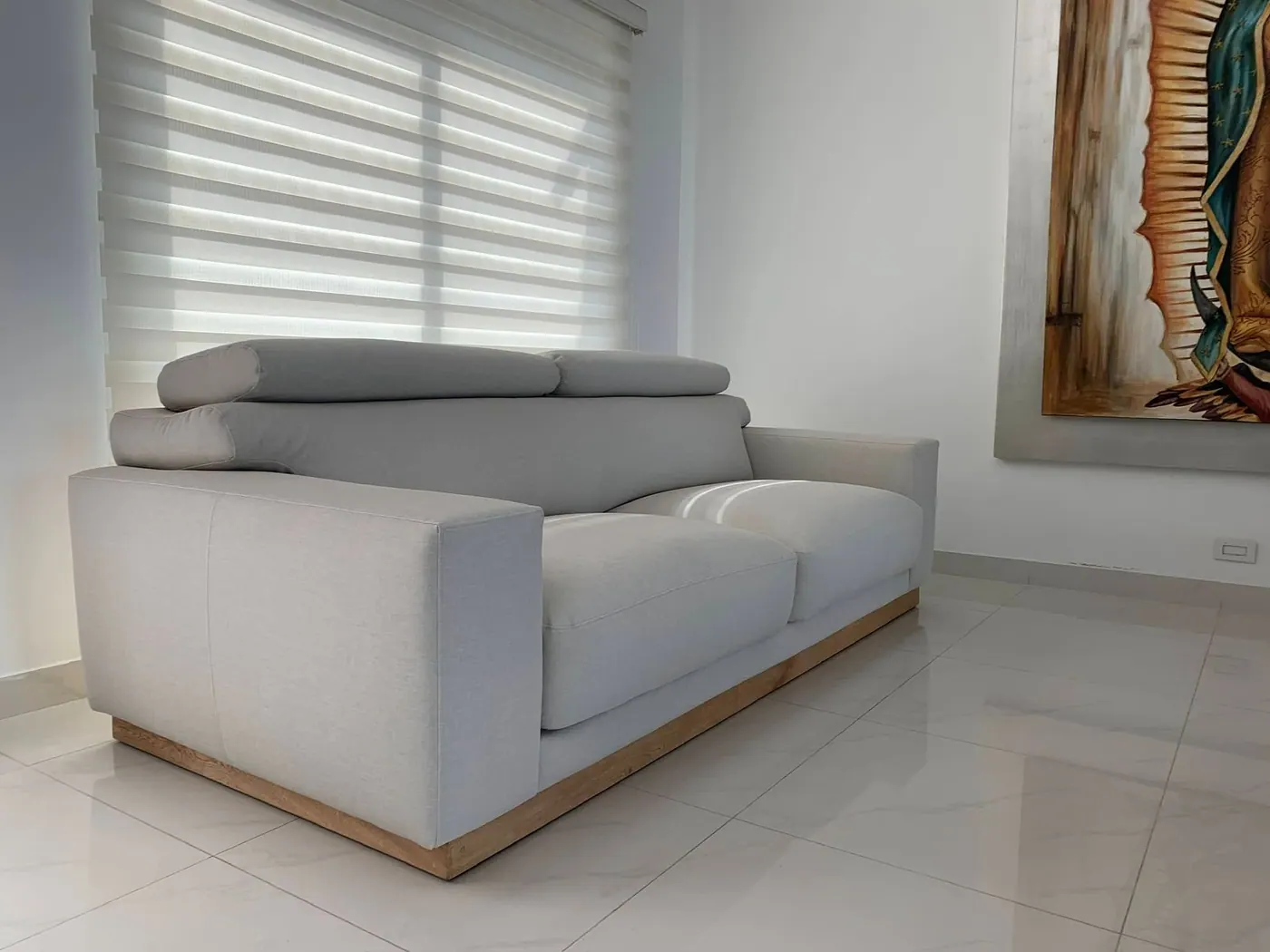 Sofá contemporáneo con base de madera